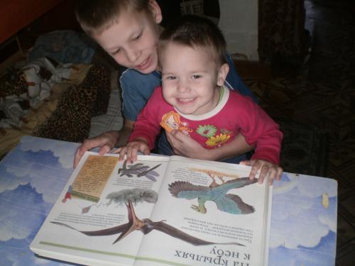 Руслан и Саша читают книгу